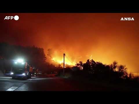 Violento incendio in Croazia, i vigili del fuoco in azione a Lokva Rogoznica
