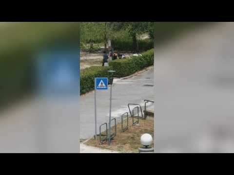 Parco Tarello, un mese dopo l’intervento della Loggia I clochard fanno il bucato alla fontanella …