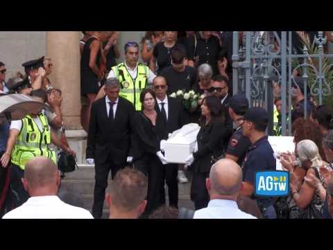 I funerali di Beatrice Aiello: il lungo applauso all’arrivo della piccola bara bianca