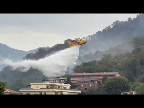 I canadair in azione a Como per l’incendio sul Monte Goj