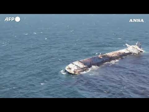 Oman, riprese aeree fuoriuscita di petrolio al largo della costa meridionale