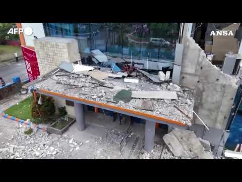 Terremoto in Indonesia, le macerie degli edifici distrutti a Ruteng