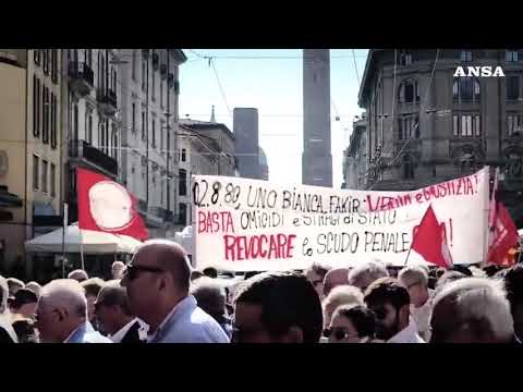 Strage Bologna, applausi a Lepore al corteo dopo le minacce per il caso Fakir