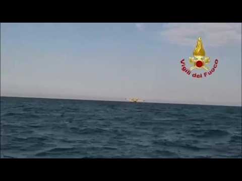 L’incendio a Civitella di Romagna e il Canadair che preleva l’acqua dal mare davanti alla spiaggia