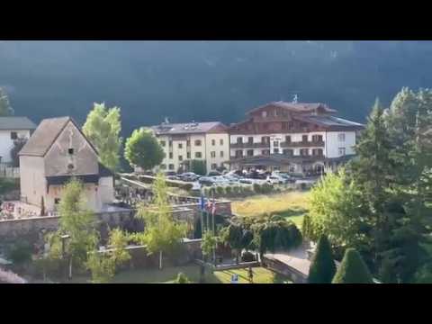 Incendio sul monte Bedolé, in azione i Canadair per domare il rogo: le immagini del rifornimento …