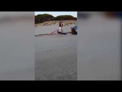 Ombrelloni per occupare il posto spiaggia? Non si può: lui li prende e li butta via