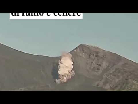 Aperta sull’Etna in valle del Bove una nuova bocca eruttiva: il momento in cui si alza la colonna…