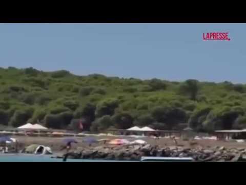 Sardegna, barchino di migranti arriva tra i bagnanti a Porto Pino