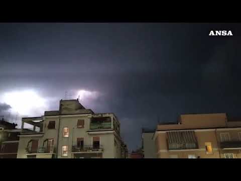 Maltempo a Roma, tempesta di fulmini illumina il cielo notturno