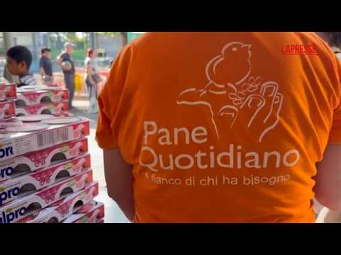 Milano si svuota ad agosto, ma la coda al Pane Quotidiano resta: «La fame non va in vacanza»