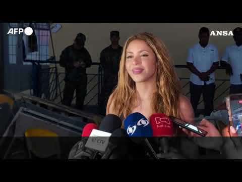 Shakira vola in Colombia e annuncia fondi per le scuole colpite dal sisma