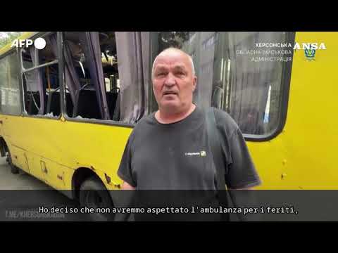 Ucraina, droni russi colpiscono un bus a Kherson: almeno 4 morti