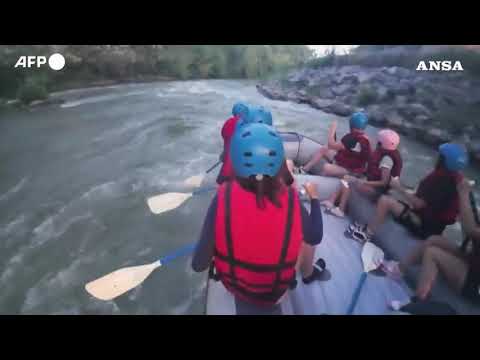 Roma, il rafting sul Tevere rinfresca i turisti accaldati