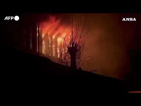 Massiccio attacco su Kiev, i servizi di emergenza in azione
