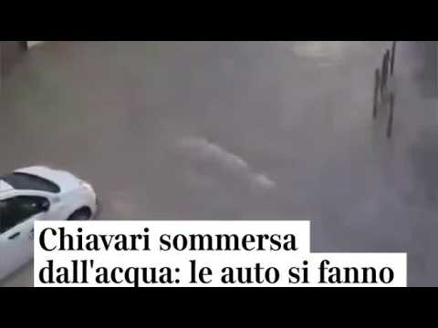 Chiavari sommersa dall’acqua: le auto si fanno strada tra il nubifragio. In Liguria è allerta gialla