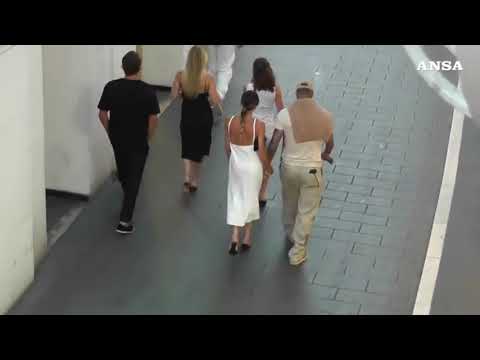 Capri, la vacanza di David e Victoria Beckham passeggiando in Piazzetta