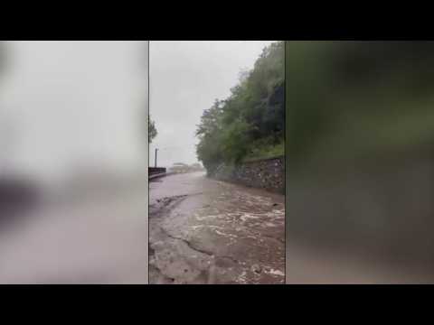 La terra frana e l’acqua invade la strada: il video dalla provincia di Como