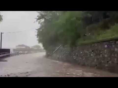 Maltempo in Lombardia, si segnalano disagi. Qui una frana riversatasi in strada in provincia di Como