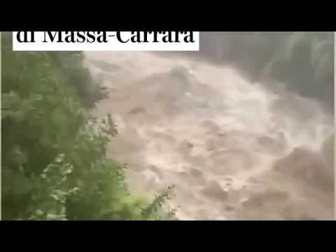 La pioggia battente colpisce anche la Toscana: qui un torrente esondato in strada in provincia di…