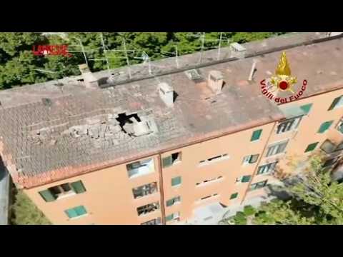 Esplosione in una palazzina a Perugia, due feriti: le immagini del tetto crollato