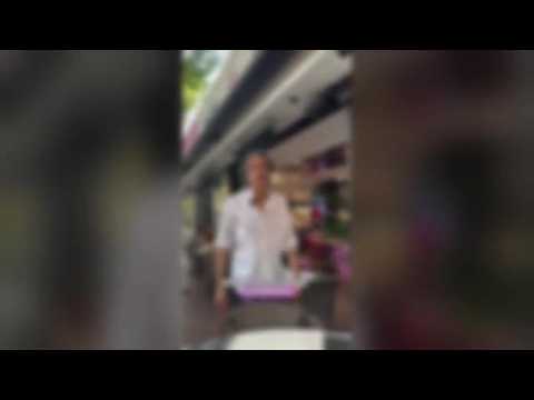 Il video condiviso sui social dal locale della comanda offensiva verso la cliente: ironia e risat…