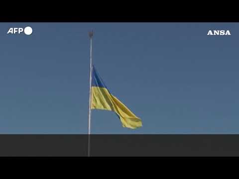 L’Ucraina celebra la Giornata della Bandiera, Zelensky: “Simbolo di forza”