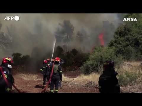 Grecia, continua la battaglia contro i roghi sulle colline di Porto Germeno