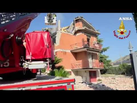 Crolla il tetto di una palazzina dopo un’esplosione, due ustionati gravi
