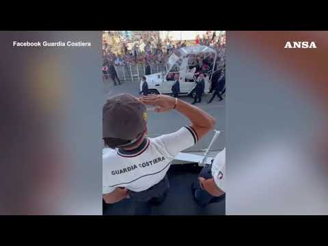 Il soccorritore che diede le sue calze a un bimbo migrante, Zuppi: “Quella è umanità”