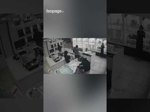 Il video dell’assalto in una gioielleria di Sant’Angelo Lodigiano, rapina a colpi di mazze: “Bottino