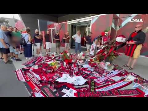 Franco Baresi, l’omaggio dei tifosi davanti a Casa Milan