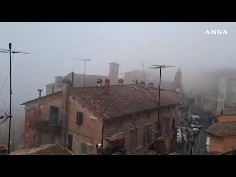 Perugia, la nebbia dopo la pioggia sul centro creano uno scenario autunnale