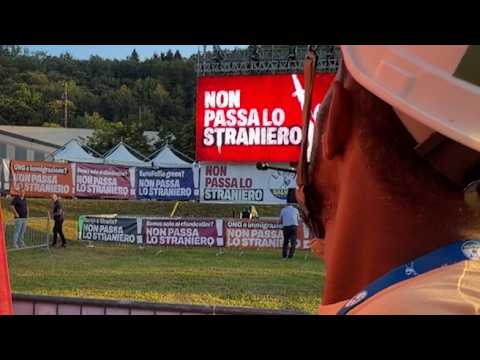 Salvini tra remigrazione e il problema della «panza», cori e rane in pastella nella vigilia della…