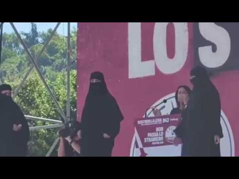 Donne in burqa sul palco della Lega a Pontida: si scoprono al grido di «Libertà, libertà»