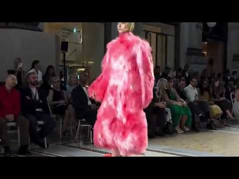 #AlexConsani sfila per #VogueWorld: Milano