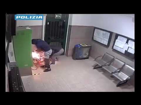 Furti nelle stazioni: i ladri usano la fiamma ossidrica per scassinare il distributore di bigliet…