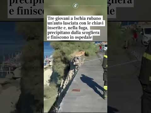 Ischia, tre giovani rubano auto lasciata con le chiavi inserite e nella fuga precipitano…
