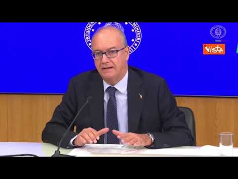 Valditara: «Corsi di italiano per i genitori di studenti stranieri e multe a chi non partecipa»