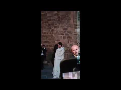 Damiano David e Dove Cameron dopo il sì a Montalcino: il bacio davanti alla folla