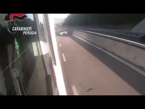 L’inseguimento del suv rubato da un 15enne: il momento dello speronamento di un’altra auto