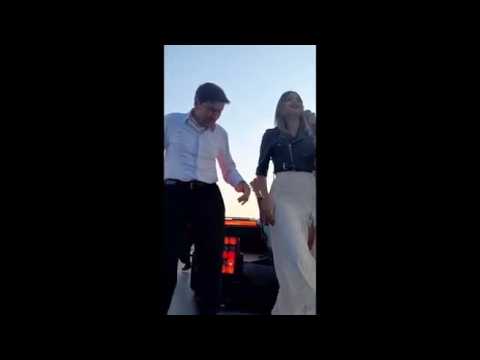 Il video di Gianni Morandi canta con il sindaco Gianni Morandi sulle note di «Banane e lampone»