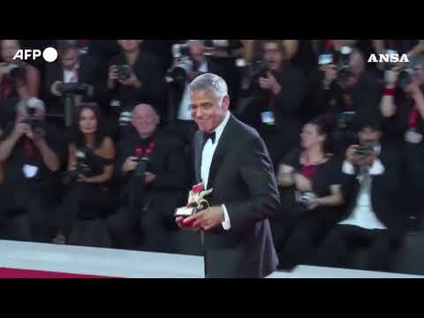 Venezia, George Clooney sul red carpet con il Leone d’Oro alla carriera