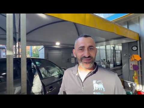 Giù i prezzi dei carburanti, il piazzale del distributore è pieno: «Incredibile ma il risparmio a…