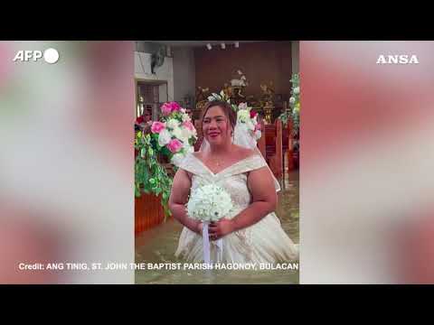 Nelle Filippine una coppia si sposa in una chiesa allagata a Hagonoy