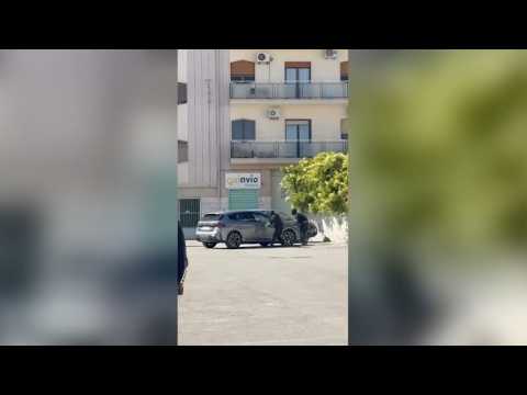 Cerignola, i ladri portano via (indisturbati) l’auto sotto gli occhi dei passanti in pieno centro…
