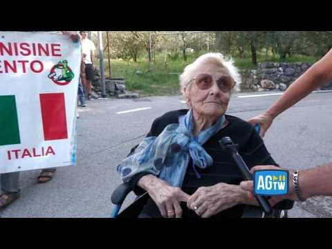 Carmen, 90 anni, sfila contro il raduno dei neonazisti: «Sono solo degli sciocchi»