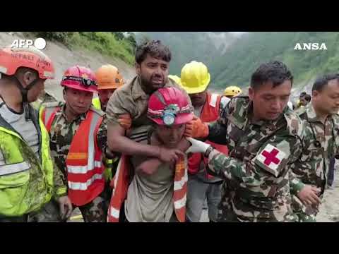 Nepal, estratti vivi due operai intrappolati nei tunnel