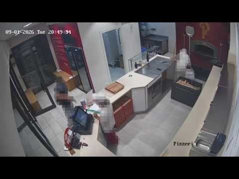Rapina in pizzeria, punta la pistola alla cassiera, la minaccia e poi fugge con l’incasso