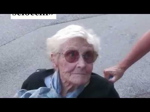 A Dro (Trento) Carmen, 90 anni, sfila contro il raduno dell’estrema destra: «Sono solo degli scio…