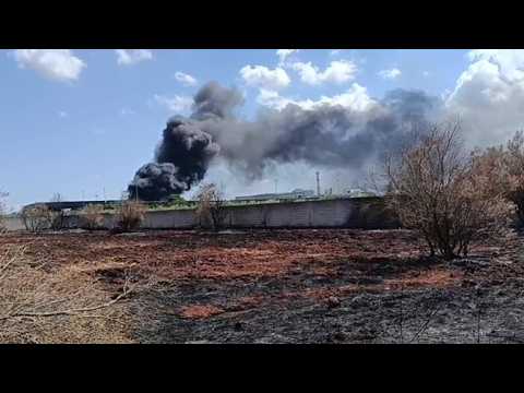 Lequile, il vento alimenta le fiamme e riprende l’incendio nell’ecocentro